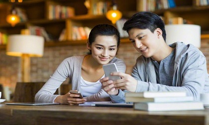 Ngày cưới, chồng bế tôi sải bước vào lễ đường trong tiếng vỗ tay của mọi người
