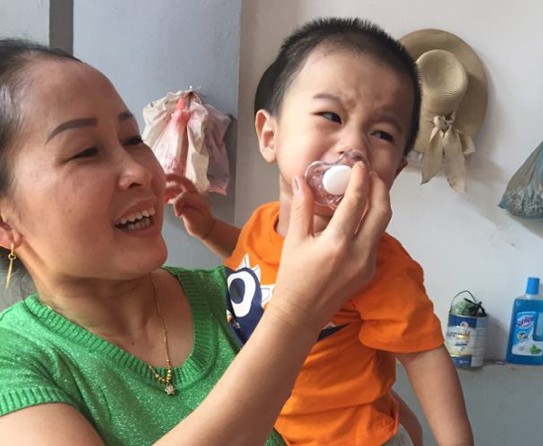 Vụ bé trai 1 tuổi bị bỏ rơi ở hội chợ: Gia đình tôi sẽ làm thủ tục xin nhận nuôi cháu bé - Ảnh 3.
