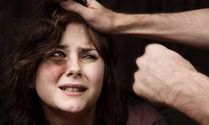 Chồng đánh vợ đau đớn còn thản nhiên nói: 'Vì em ngu nên mới đánh cho thông minh ra!'