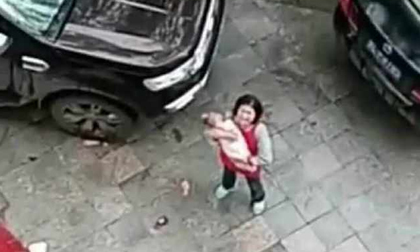Bé 6 tháng tuổi bị bố mẹ ném từ tầng 15 xuống tử vong vì lý do gây phẫn nộ
