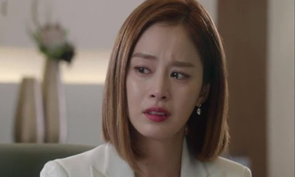 Ngửi thấy mùi kỳ lạ trên chiếc khăn tắm, vợ nhìn xuống bàng hoàng thấy một vệt đỏ