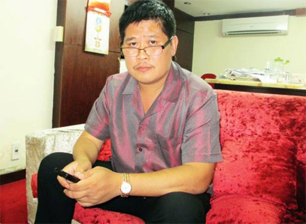 phuoc sang bi nem mam tom vao nha (2)