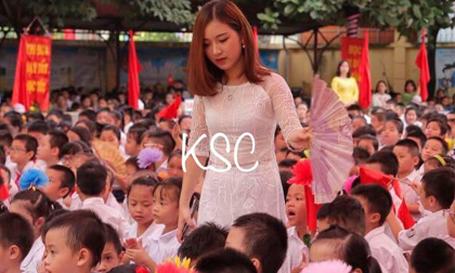 Cô giáo trẻ và bức hình 'hot' nhất trong ngày khai giảng ở Hà Nội