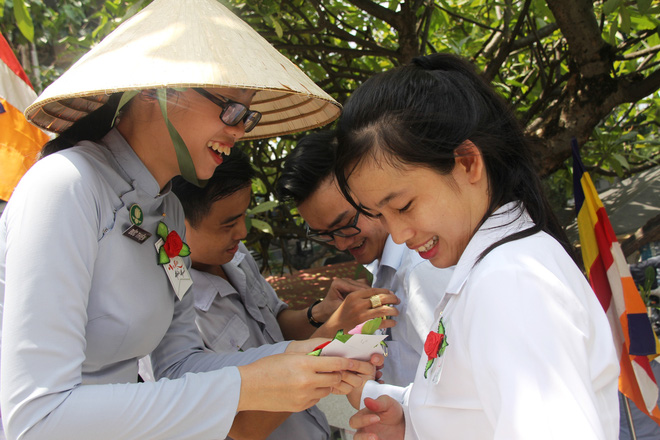 Rằm tháng 7: Phố cổ Hà Nội mù mịt hóa vàng mã, Sài Gòn chen nhau mua cơm chay, đi lễ chùa - Ảnh 24.