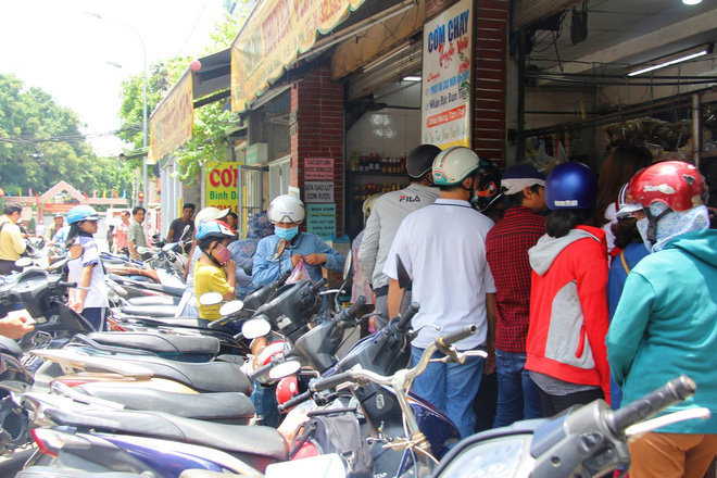 Rằm tháng 7: Phố cổ Hà Nội mù mịt hóa vàng mã, Sài Gòn chen nhau mua cơm chay, đi lễ chùa - Ảnh 17.