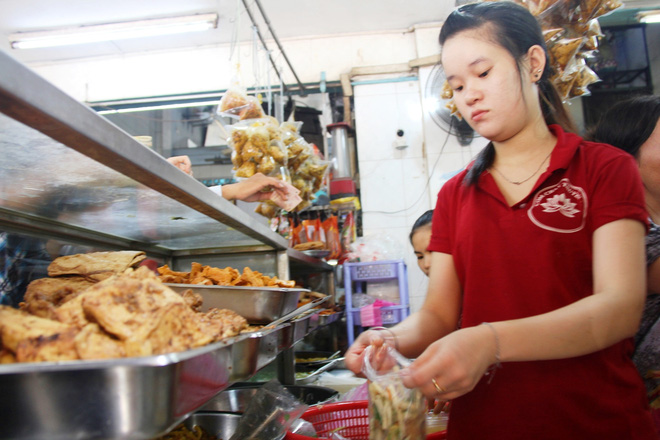 Rằm tháng 7: Phố cổ Hà Nội mù mịt hóa vàng mã, Sài Gòn chen nhau mua cơm chay, đi lễ chùa - Ảnh 18.