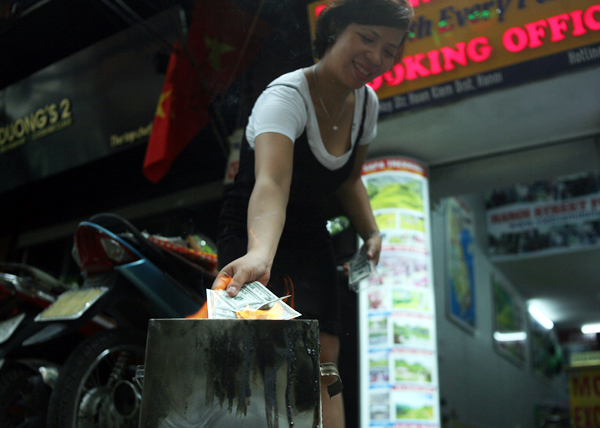 Rằm tháng 7: Phố cổ Hà Nội mù mịt hóa vàng mã, Sài Gòn chen nhau mua cơm chay, đi lễ chùa - Ảnh 11.