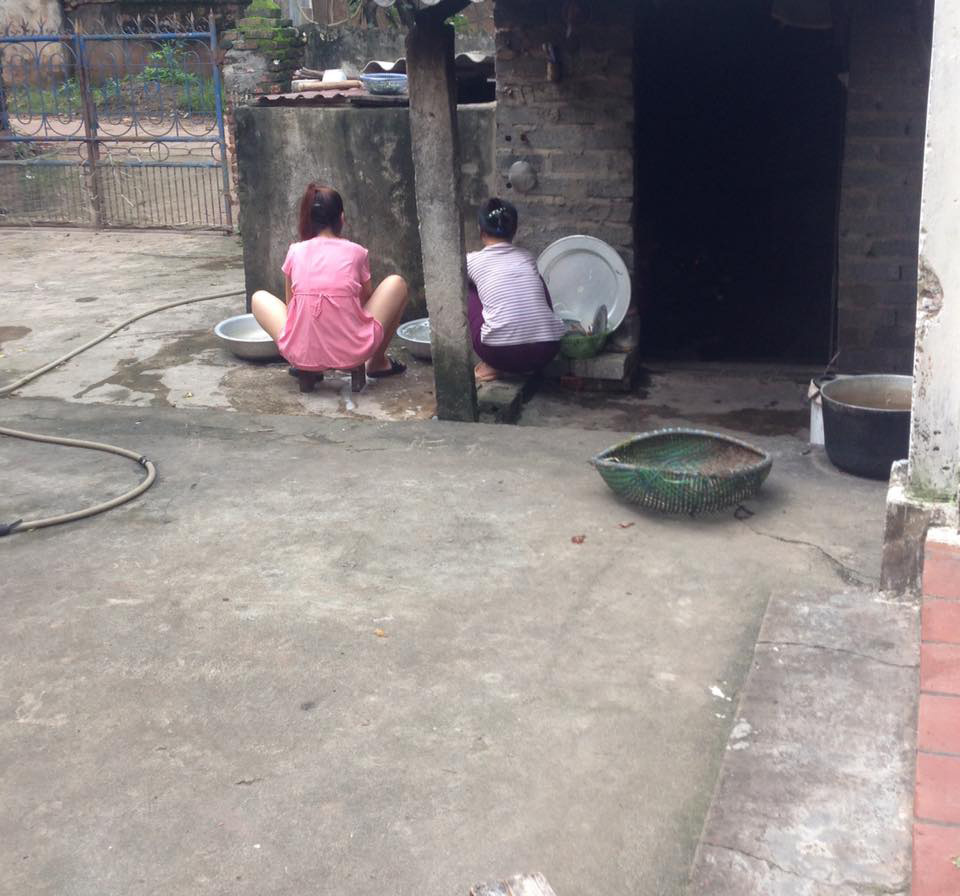 “nhieu khi chi uoc la con gai cua me chong, de co du can dam om va khoc cung me” - 2