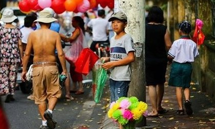 Rớt nước mắt với khoảnh khắc 'hai số phận trái ngược' đầy xót xa trong ngày khai giảng