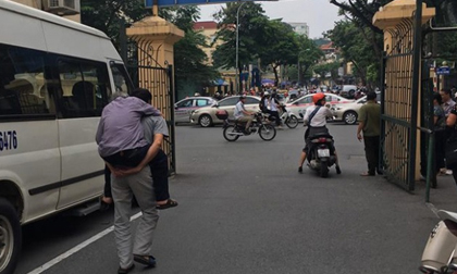 Vì sao cụ ông 79 tuổi hãm hiếp bé gái 3 tuổi được... về nhà sau khi tòa tuyên án?