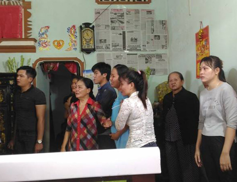 Cảnh sát hy sinh khi chữa cháy: Vợ mang bầu khóc gào bên quan tài chồng - 1