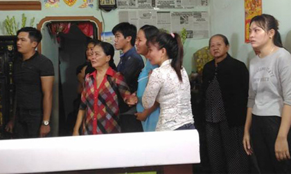 Cảnh sát hy sinh khi chữa cháy: Vợ mang bầu khóc gào bên quan tài chồng