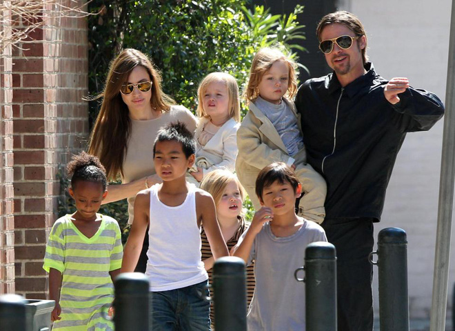 Vừa có tin Brad Pitt đòi ly hôn bằng được, lại thấy xe đỗ ngay trước cửa nhà Angelina Jolie - Ảnh 3. Vừa có tin Brad Pitt đòi ly hôn bằng được, lại thấy xe đỗ ngay trước cửa nhà Angelina Jolie - Ảnh 3.