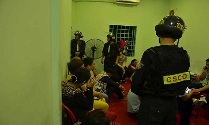Hơn 100 cảnh sát đột kích sới bạc ở Sài Gòn
