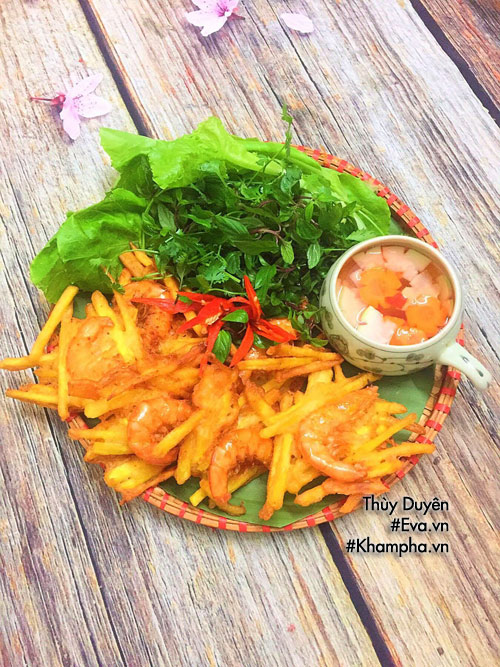 vao bep lam banh tom gion rum, thom ngon dai ca nha an chieu - 8