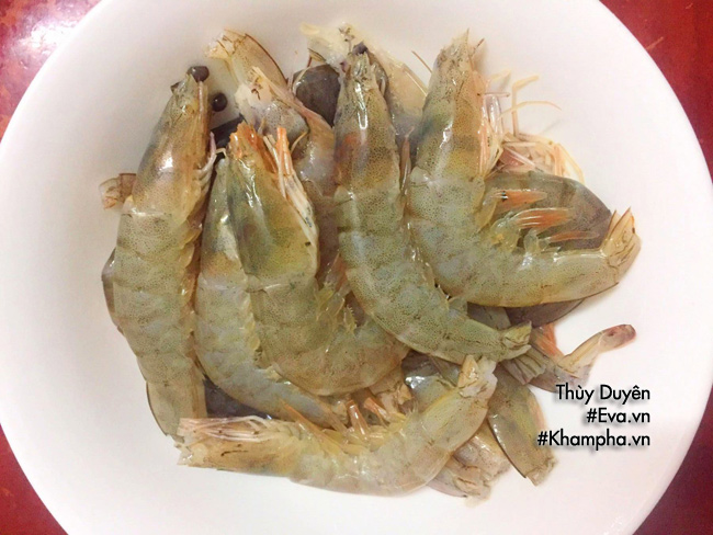 vao bep lam banh tom gion rum, thom ngon dai ca nha an chieu - 2