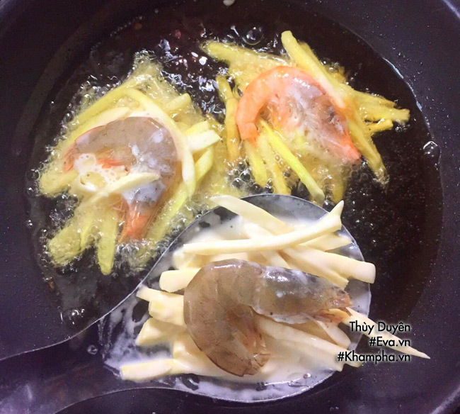 vao bep lam banh tom gion rum, thom ngon dai ca nha an chieu - 7