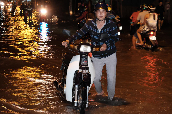 Không mưa lũ, người Sài Gòn vẫn lắc đầu ngao ngán vì xe chết máy, ngã tư biến thành sông - Ảnh 4. Không mưa lũ, người Sài Gòn vẫn lắc đầu ngao ngán vì xe chết máy, ngã tư biến thành sông - Ảnh 4.