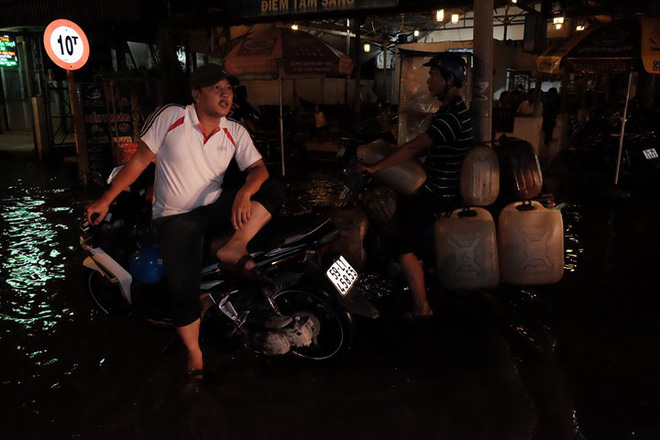 Không mưa lũ, người Sài Gòn vẫn lắc đầu ngao ngán vì xe chết máy, ngã tư biến thành sông - Ảnh 6. Không mưa lũ, người Sài Gòn vẫn lắc đầu ngao ngán vì xe chết máy, ngã tư biến thành sông - Ảnh 6.