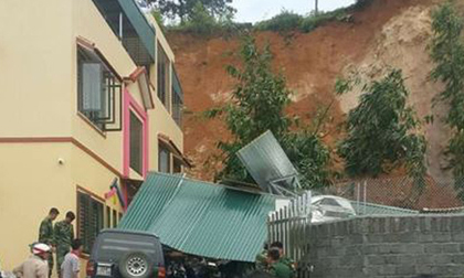 Mưa lớn gây sạt lở đất, đè bẹp 3 ô tô và nhiều xe máy