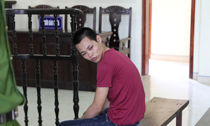 Bị cáo đau đớn nhìn mẹ và vợ lần cuối trước khi bị kết án 20 năm tù vì giết người