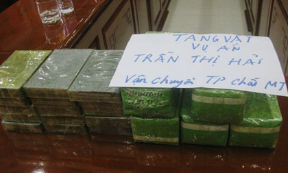 Chặn xe khách bắt người phụ nữ mang 15 bánh heroin, 5 kg ma túy đá