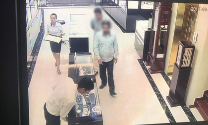 Bắt hai đối tượng người nước ngoài lấy trộm đồng hồ vàng giá 238 triệu đồng tại Hà Nội