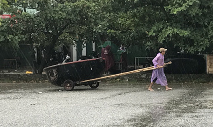 Ảnh: Người dân hối hả chằng nhà, tháo mái tôn hàng loạt để tránh bão