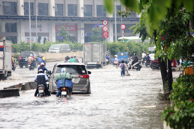Mưa từ sáng sớm, người Sài Gòn bì bõm lội nước, chen chúc nhau đi làm - Ảnh 4. Mưa từ sáng sớm, người Sài Gòn bì bõm lội nước, chen chúc nhau đi làm - Ảnh 4.