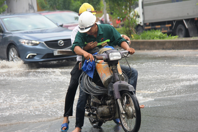 Mưa từ sáng sớm, người Sài Gòn bì bõm lội nước, chen chúc nhau đi làm - Ảnh 13. Mưa từ sáng sớm, người Sài Gòn bì bõm lội nước, chen chúc nhau đi làm - Ảnh 13.