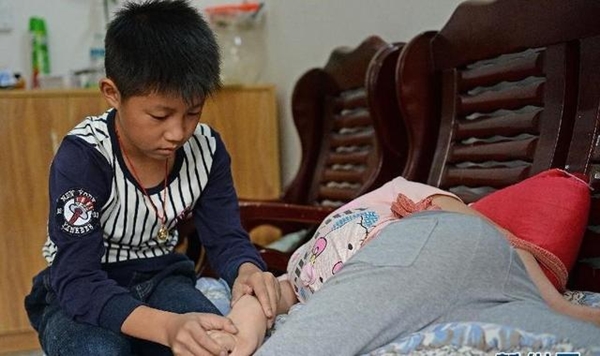 trung quoc: dau long canh bo me tu tay rot nua lit ruou cho con gai uong moi ngay - 4