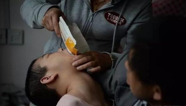 trung quoc: dau long canh bo me tu tay rot nua lit ruou cho con gai uong moi ngay - 2