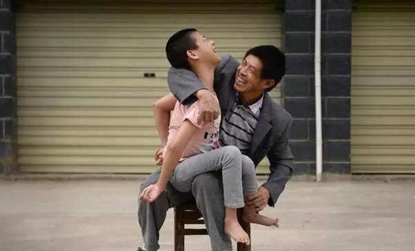 trung quoc: dau long canh bo me tu tay rot nua lit ruou cho con gai uong moi ngay - 5