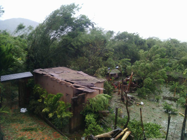 anh bao so 10 do bo: gio bao thoi bay nguoi di duong, nhieu noi chim sau trong nuoc - 12