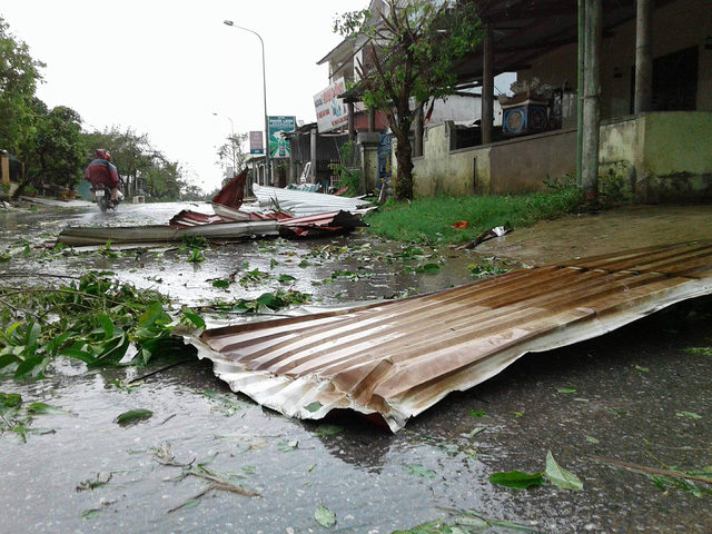 anh bao so 10 do bo: gio bao thoi bay nguoi di duong, nhieu noi chim sau trong nuoc - 5