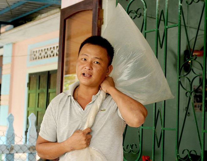 Thoat chet ky dieu sau 3 ngay dem om bao nylon troi dat tren bien hinh anh 1