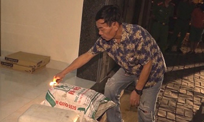 Bị đánh đòn, đổ 40 lít xăng đốt nhà hàng xóm rửa hận