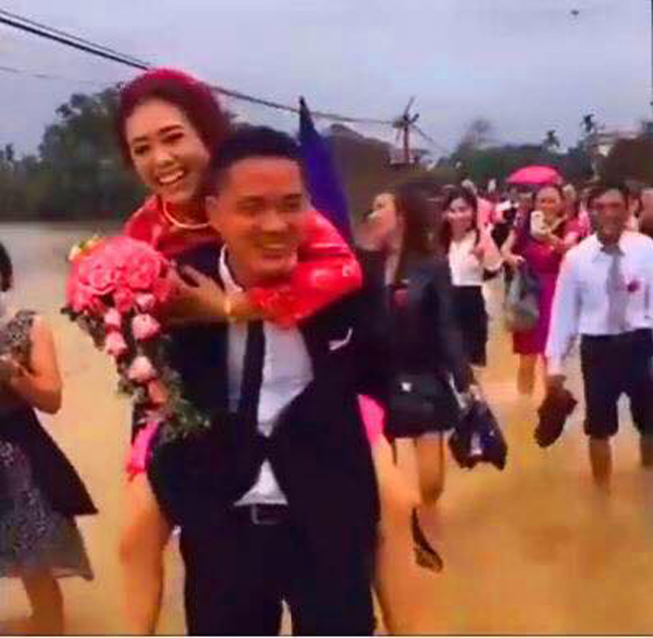 bat chap mua bao, chu re coi giay, cong co dau loi nuoc o hai phong duoc 
