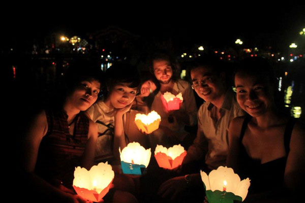 Năm 2013, cặp đôi này đã đi chơi cùng bạn bè thân thiết trong đêm hội hoa đăng.