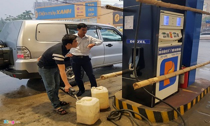 Tự ý tăng giá xăng sau bão, một cửa hàng bị phạt 40 triệu đồng