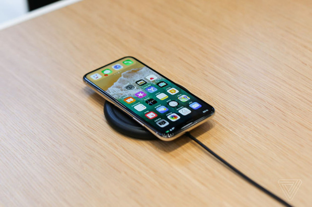 iPhone X: Người Mỹ thì thờ ơ, người Việt lại hào hứng đợi chờ - Ảnh 1. iPhone X: Người Mỹ thì thờ ơ, người Việt lại hào hứng đợi chờ - Ảnh 1.