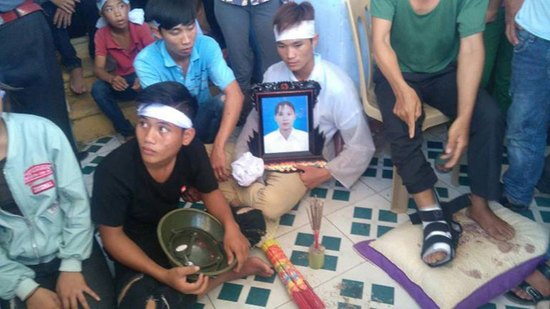 Cô gái tử vong vì ngăn cản thi công đường, 5 ngày sau, người nhà đánh vỡ đầu Chủ tịch xã - Ảnh 2. Cô gái tử vong vì ngăn cản thi công đường, 5 ngày sau, người nhà đánh vỡ đầu Chủ tịch xã - Ảnh 2.