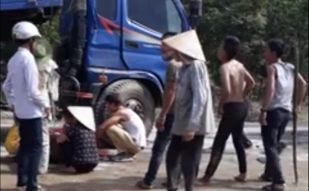 Cô gái tử vong vì ngăn cản thi công đường, 5 ngày sau, người nhà đánh vỡ đầu Chủ tịch xã - Ảnh 1. Cô gái tử vong vì ngăn cản thi công đường, 5 ngày sau, người nhà đánh vỡ đầu Chủ tịch xã - Ảnh 1.