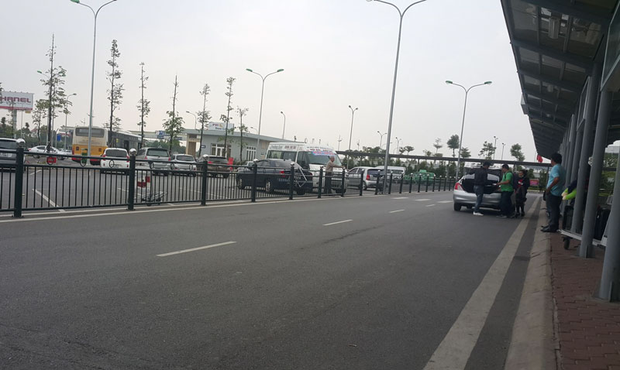 Nữ công nhân vệ sinh bị xe đầu kéo đâm tử vong trong sân bay Nội Bài - Ảnh 1. Nữ công nhân vệ sinh bị xe đầu kéo đâm tử vong trong sân bay Nội Bài - Ảnh 1.