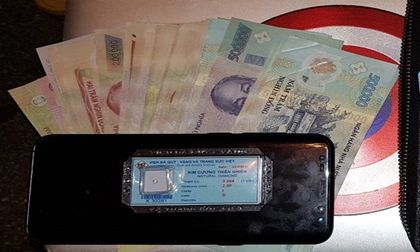 CSGT trả lại cặp chứa kim cương cho người đánh rơi