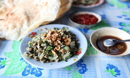 Mê mẩn món bánh đập hến xào quen mà lạ ở phố cổ Hội An
