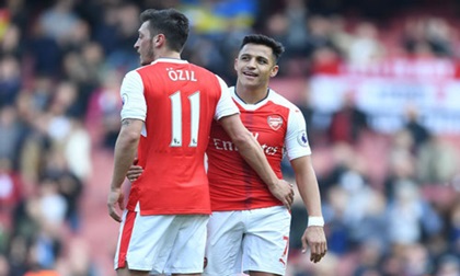 Sóng ngầm tại Arsenal Đồng đội tẩy chay Ozil và Sanchez