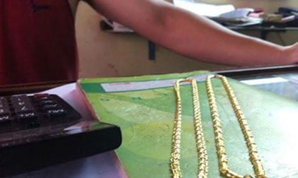 Cướp thản nhiên dùng kìm cắt vòng vàng trên cổ nạn nhân