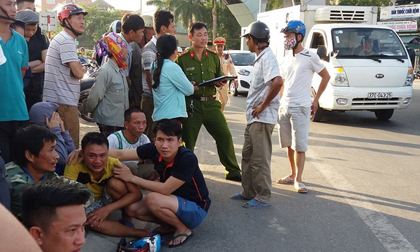 Người đàn ông òa khóc nức nở khi chứng kiến con trai 3 tuổi tử vong, vợ nguy kịch sau tai nạn