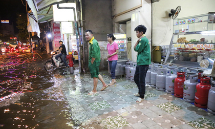 Người Sài Gòn dùng bình gas, thùng bia chắn trước cửa để ngăn nước tràn vào nhà sau cơn mưa lớn